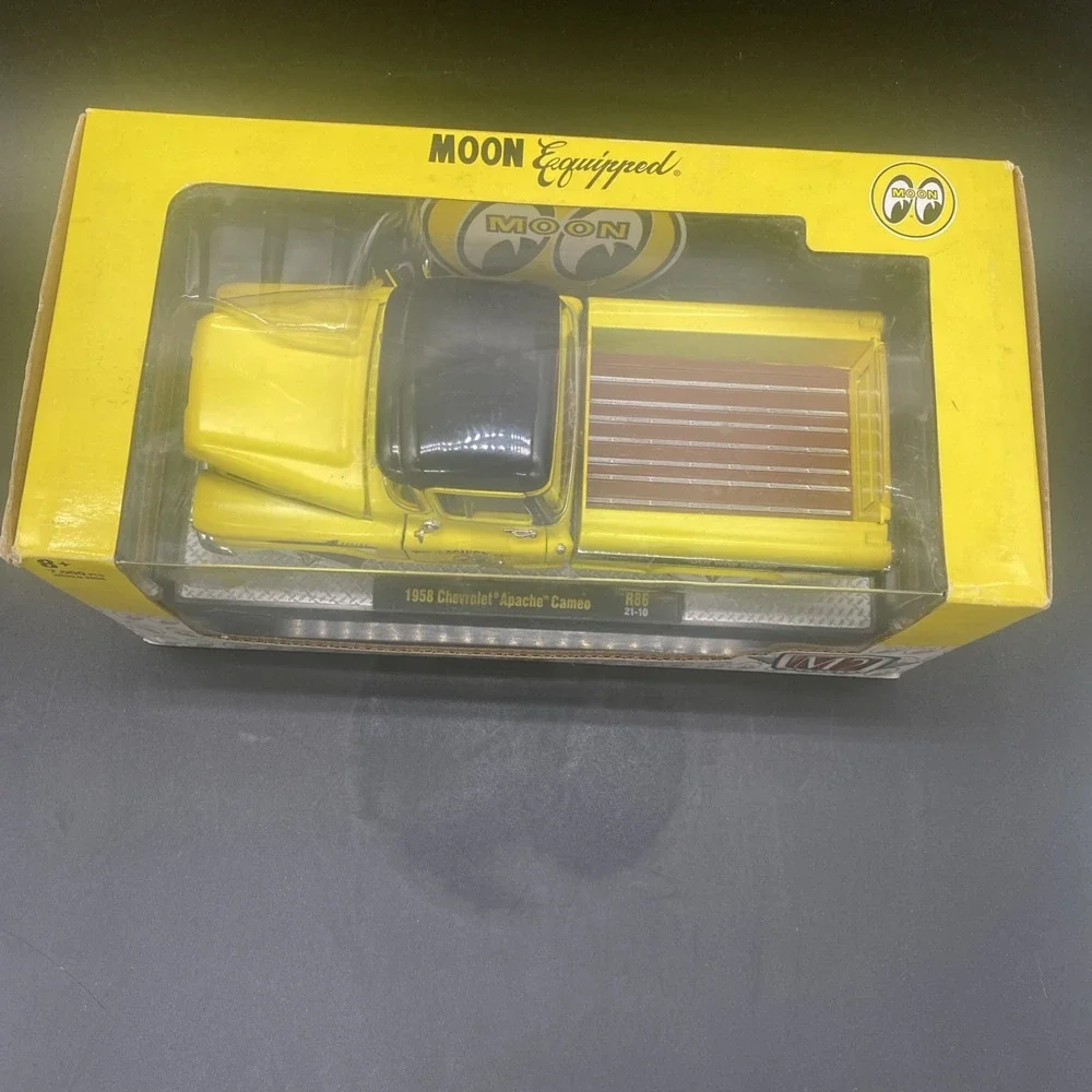 M2 1/7000 YELLOW MOON EYE 1958 CHEVROLET APACHE PICKUP R86 21-10 1/24